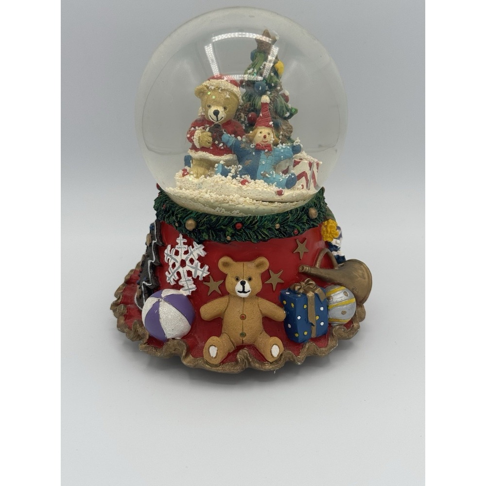Sankyo‎ Holiday Christmas Snow Globe Musical Decor Christmas Base Presents Bear